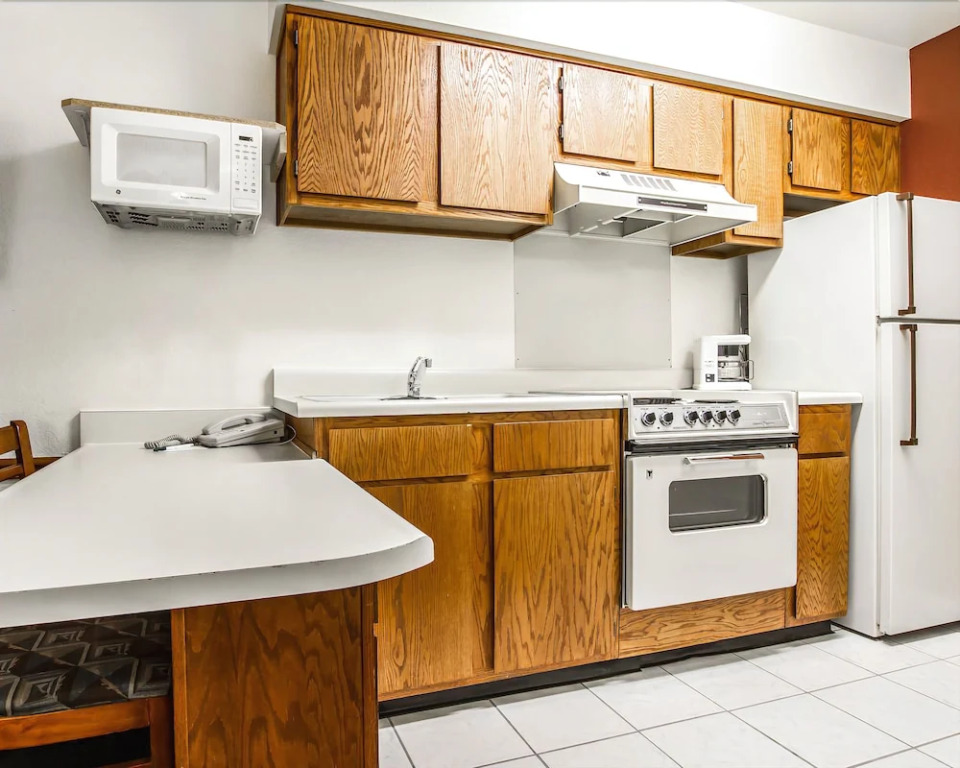 American Inn and Suites