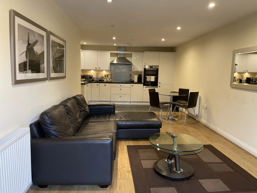 Continental Apartments -2-bed Farnborough Train St