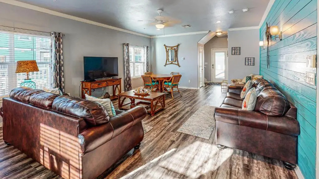 MC16 Multi-Level Condo, Shared Pool & Hot Tub, Close to Beach