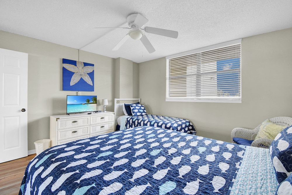 Newly Decorated Ground-floor Suite Steps From Beach and Pool W/views, Wifi