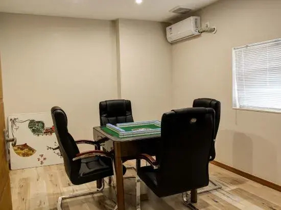 Laiyue Hotel (Zhengzhou Futadong Subway Station)
