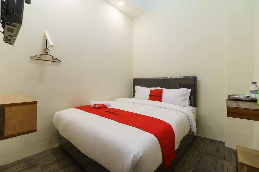 RedDoorz Syariah near Lubang Jepang Bukittinggi