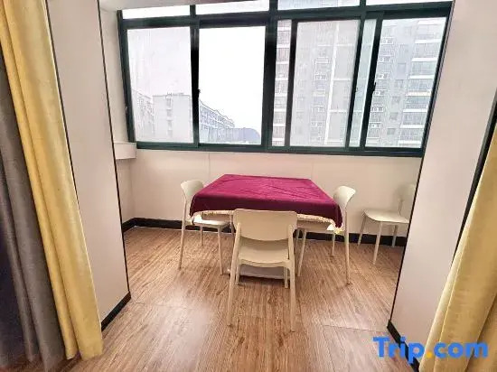 Xinyang Bauhinia Hotel