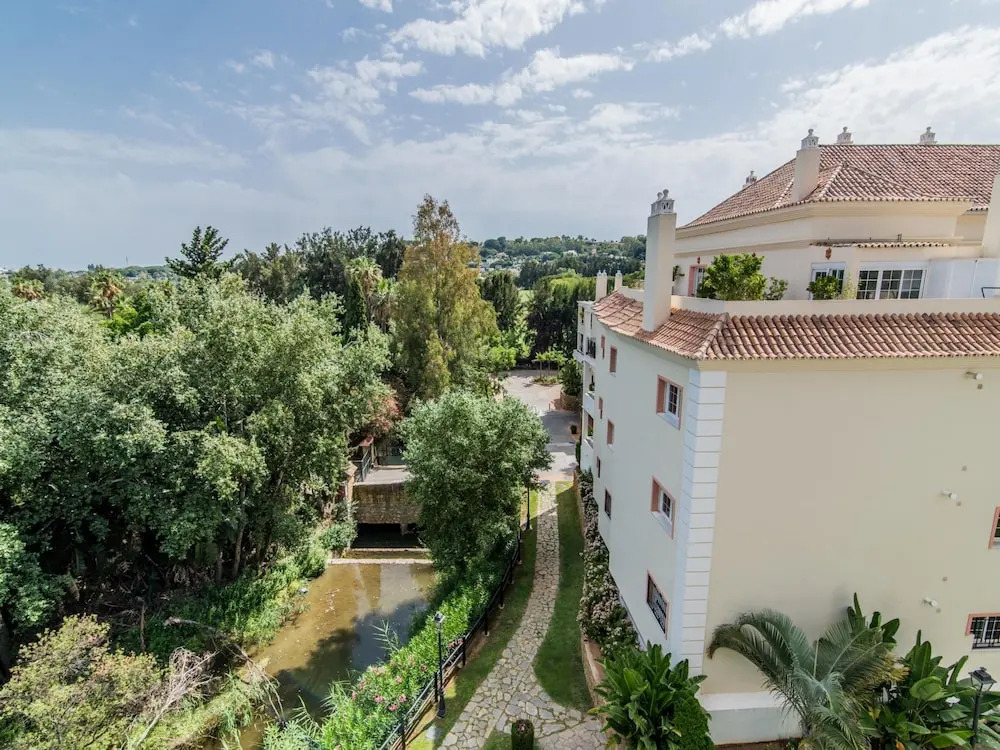 River Garden Spacious Penthouse