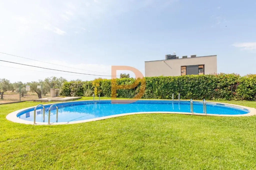 Beautiful apartment for 6 people with pool, parking and wifi - 10 minutes from the beach