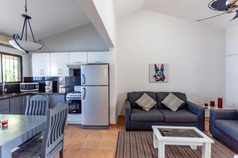 Bromelia 6 - 2 BR Condo Just 2 Blocks From Beach and Town