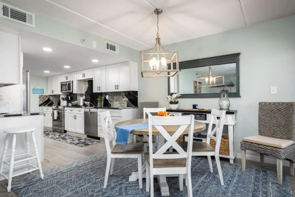 Beachcomber 304, 2BRs, Pool, Beach, Near Mayo Clinic, Sleeps 4