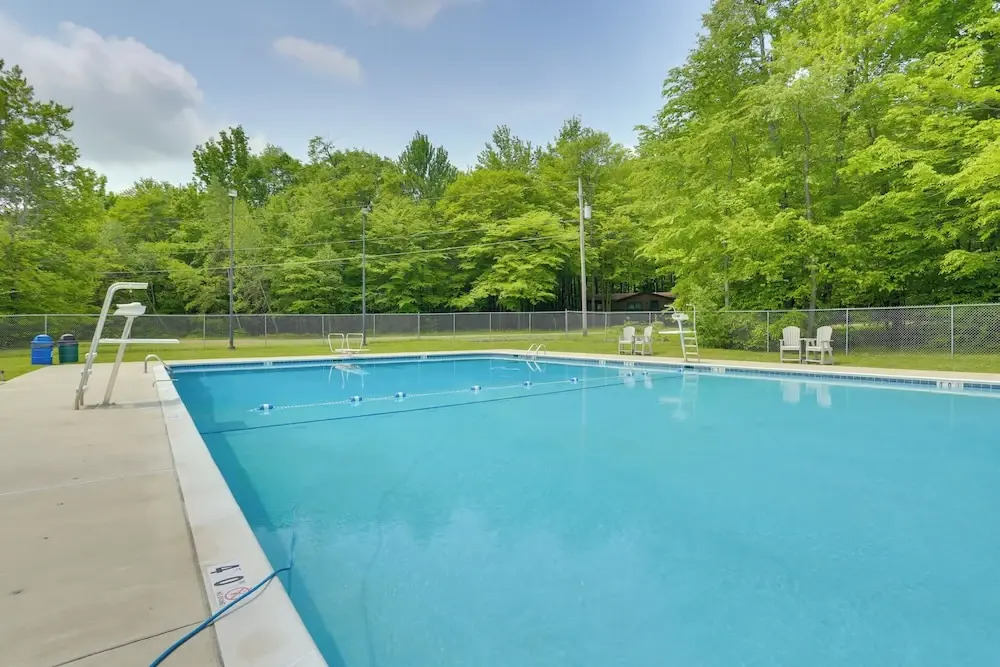 Walk to Beach: Pocono Lake Cabin w/ Pool Access!