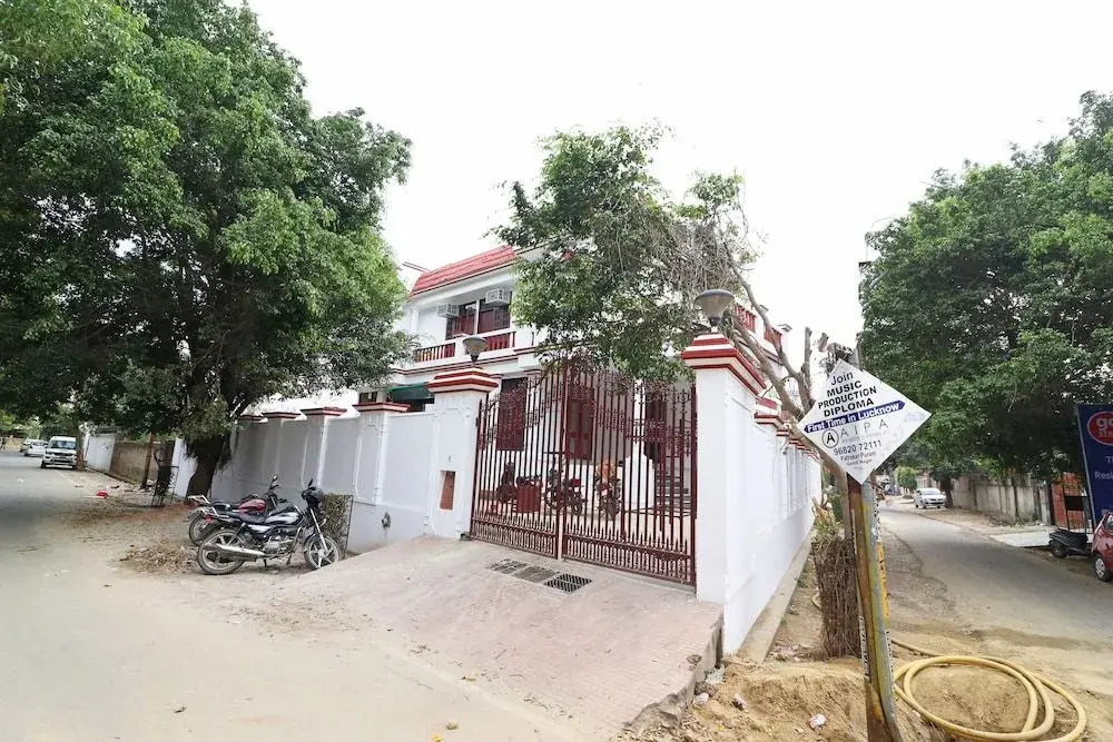 OYO Flagship 27925 Kotra House Gomtinagar