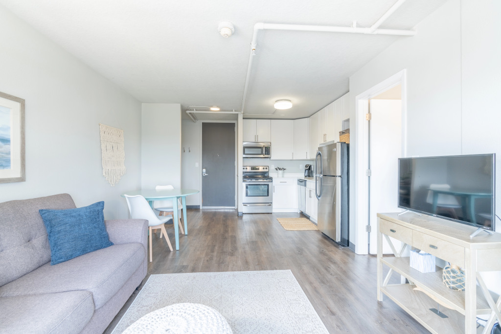 Fast Wifi, Free Parking & Gym!  Downtown High-Rise Near Everything!