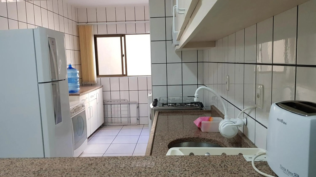 Apto em prédio frente mar, Meia Praia Itapema, 3 dorm, conforto para 8 pessoas