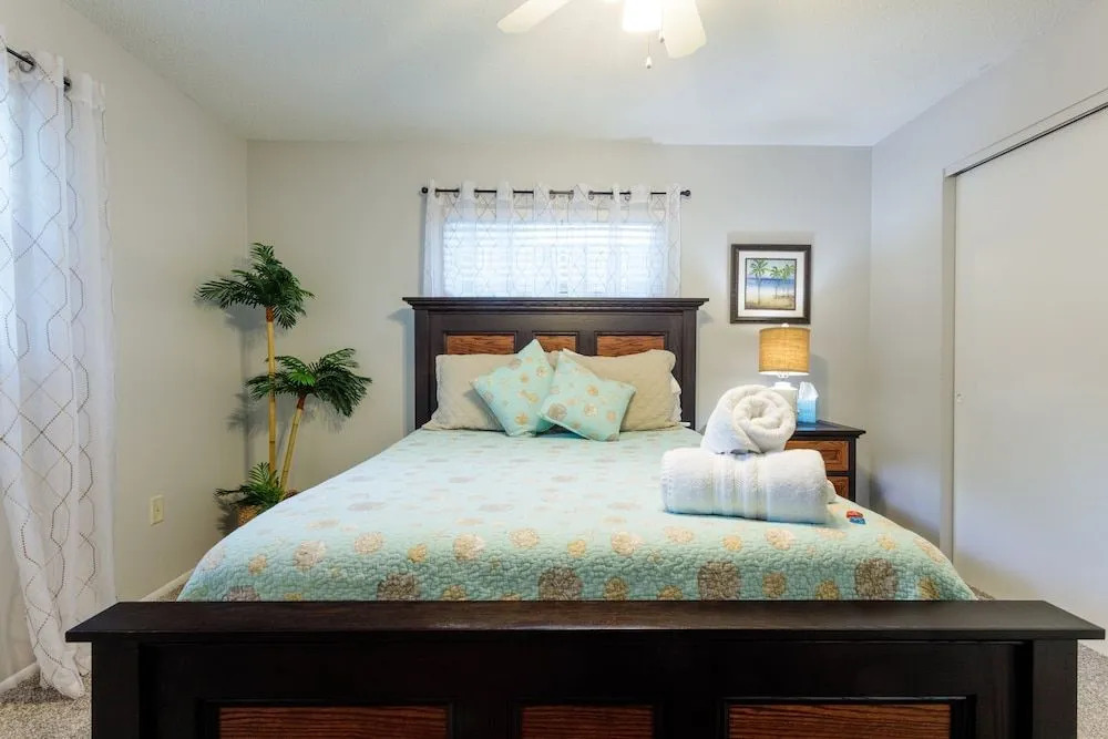 Bahia Vista Villa~15 Minutes to Beaches~sleeps 10