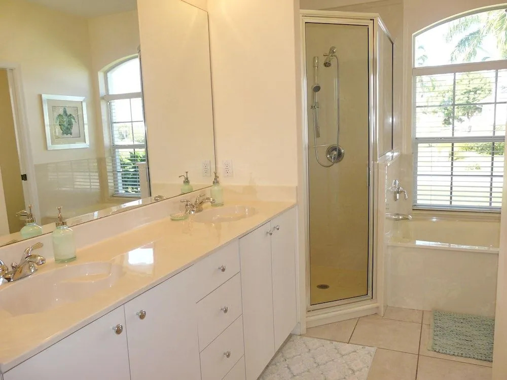 Luxuriously Furnished Waterfront Home With Pool/spa