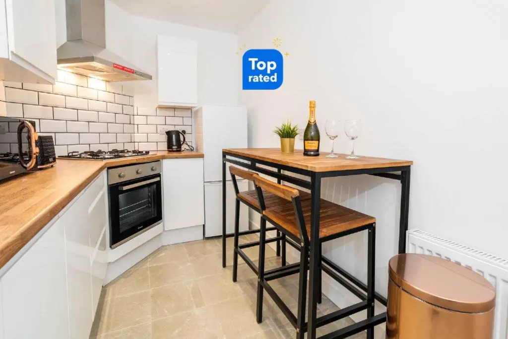 Two Bedroom Apartment - En suites - Smart TV'S - WIFI - Netflix - Bearwood