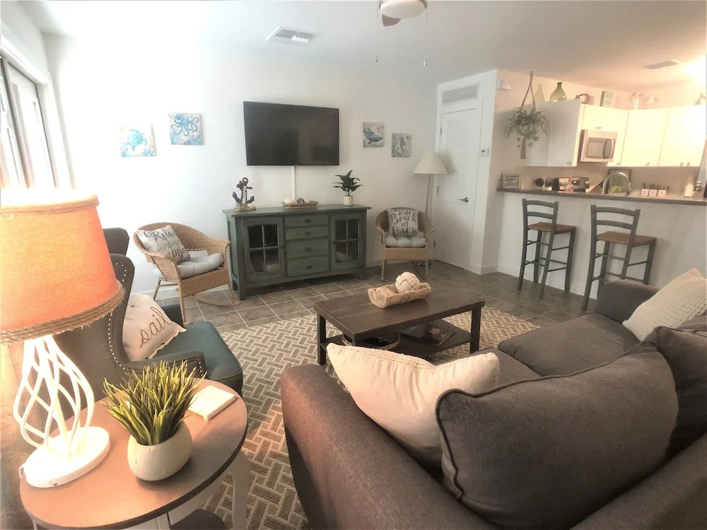 Barefoot Ec204 2 Bedroom Condo
