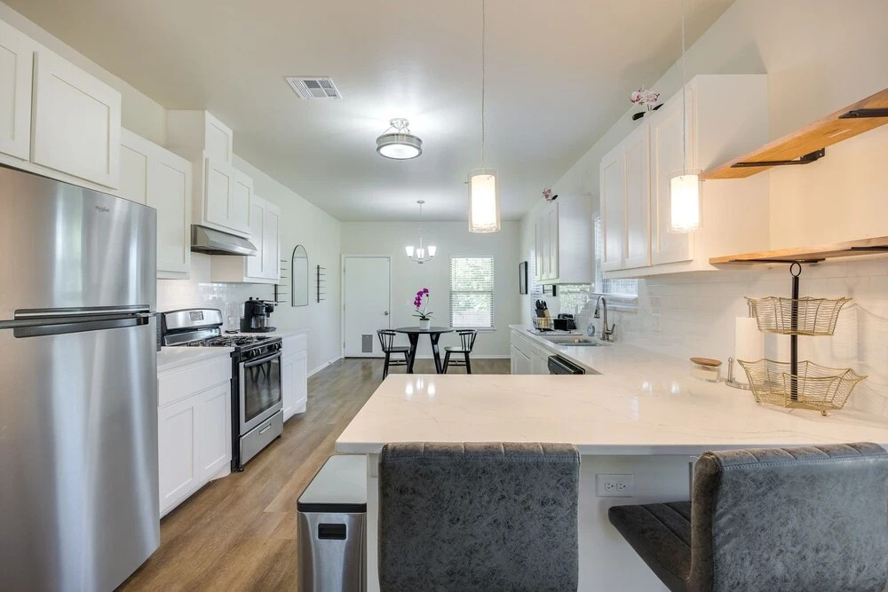 Charming Allure Guest House Near Hospitals 2 Bedroom Home by RedAwning