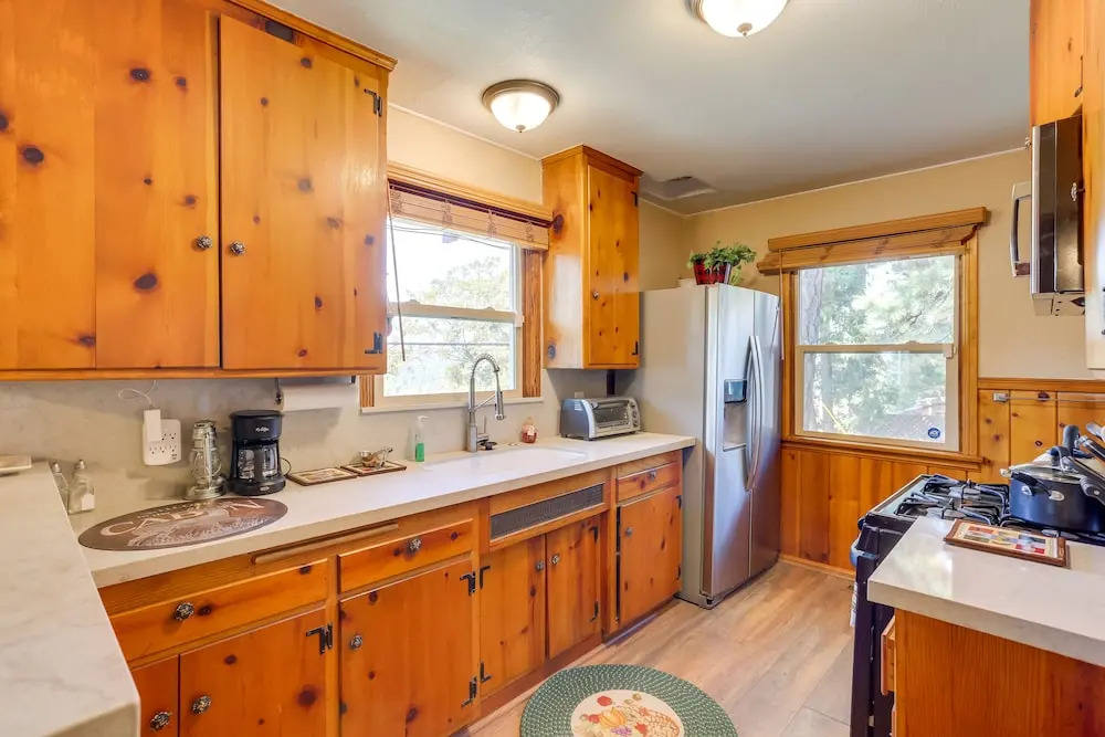 Crestline Cabin: Close to Lake Arrowhead & Skiing