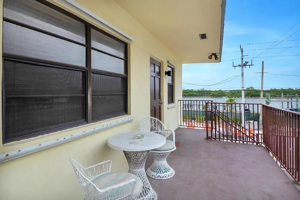 Lovely Apt, Hollywood Beach, 1/2 block from Ocean!