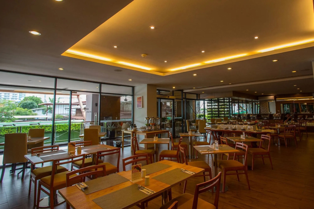 Crystal Jade Hotel