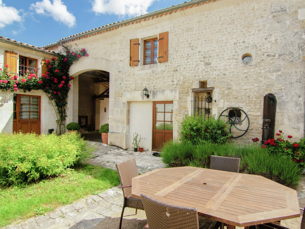 Luxorious Mansion in Saint-Preuil with Sauna