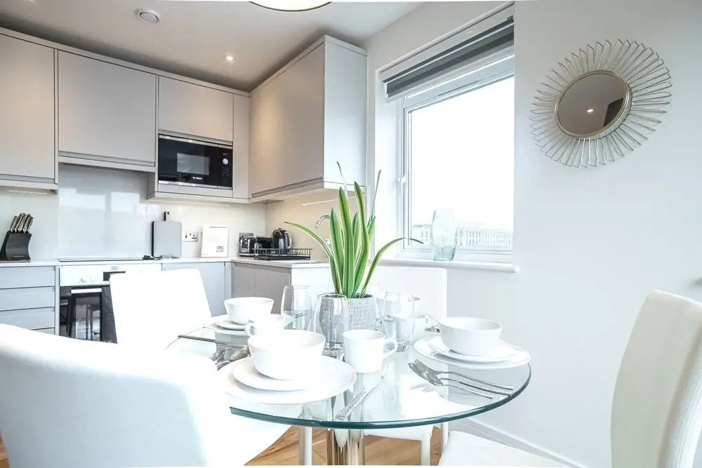 Deluxe & Chic 1 & 2 Bed Apts near Heathrow, Legoland, & Windsor Slough