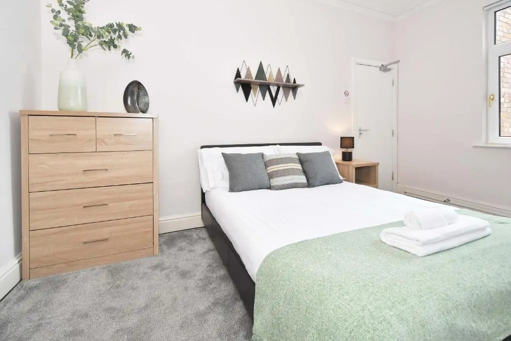 Wistaston House by YourStays 5 Bedroom House with TV in each room