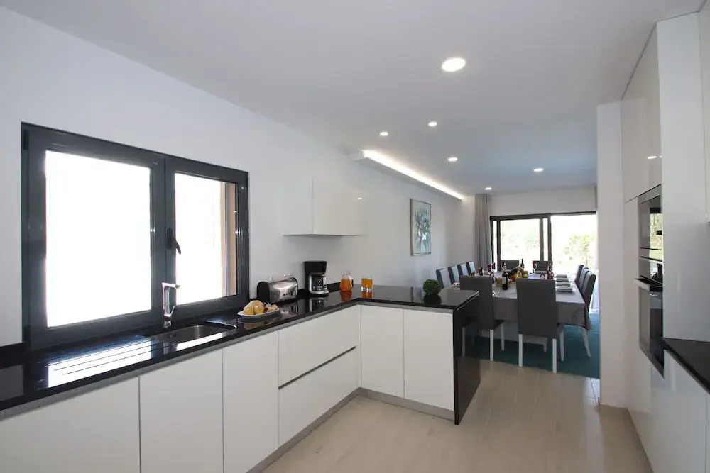 Villa Riviera - com piscina aquecível, 2 jacuzzis e BBQ em Armação de Pêra