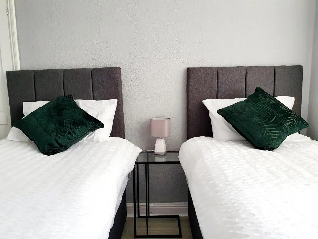 4 Bed House with Parking and WIFI Near Alexander Stadium - Suitable for Long Contractor Stays