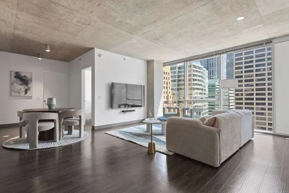 2BR Apt Stunning Views Steps to Michigan Avenue