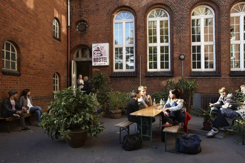 Three Little Pigs Hostel - Your Berlin Castle