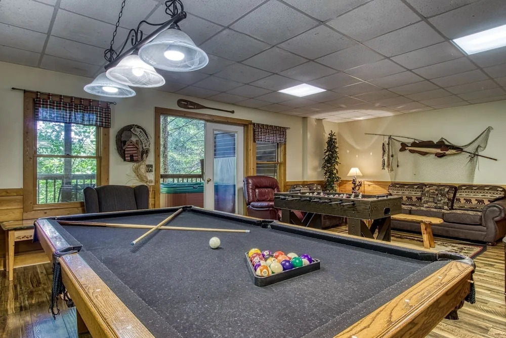 ER254 - Hibernation Hideaway Great Location - Close To Town! 5 Bedroom Cabin by RedAwning