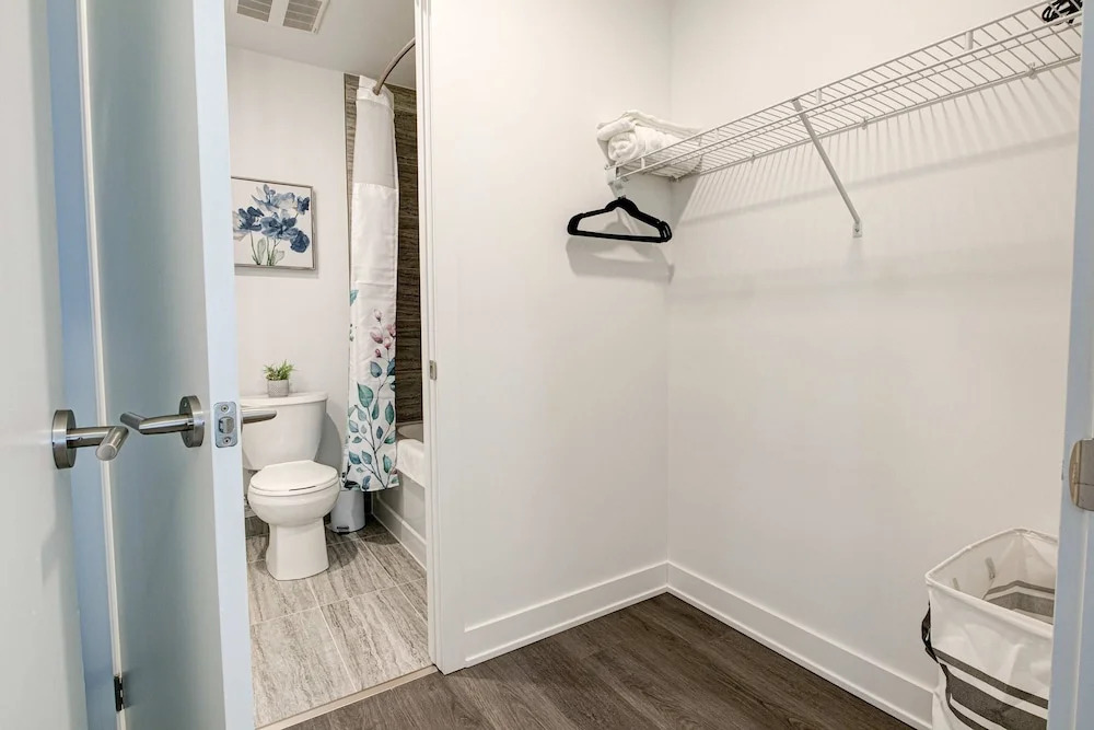 Stylish Downtown Suite With Patio City Views