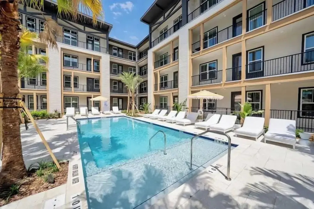 Landing Apartments - Corner on Main