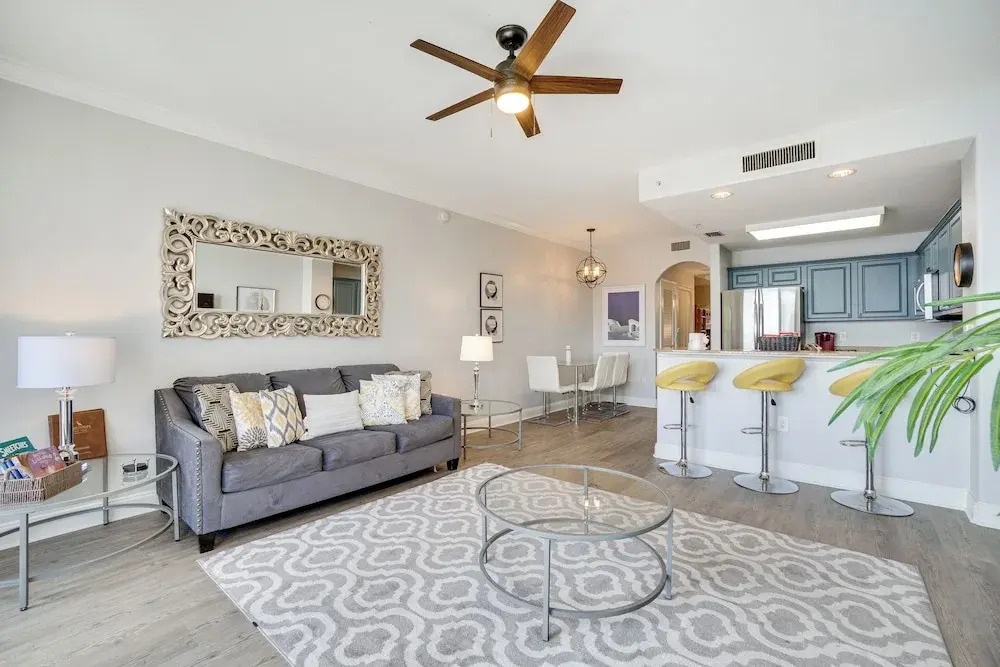 1 Mi to Disney World: Lakefront Condo in Orlando!