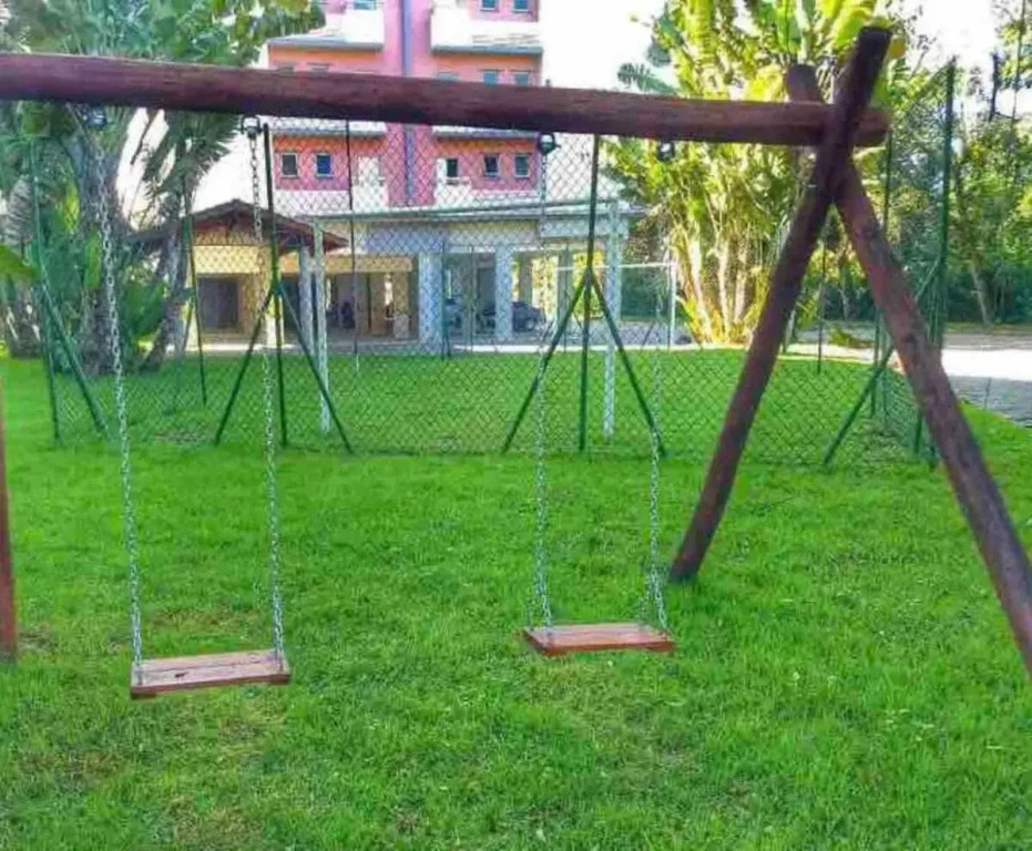 S02 Apto Ubatuba 3 min da praia, c/ piscinas, salão jogos, campo fut, playground, etc..