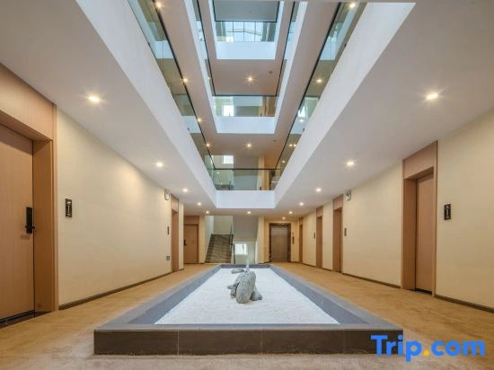 Yicheng Hotel (Lijiang Ancient City Airport Bus Station)