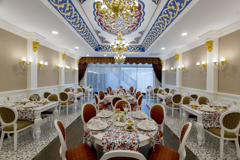 Side Royal Palace