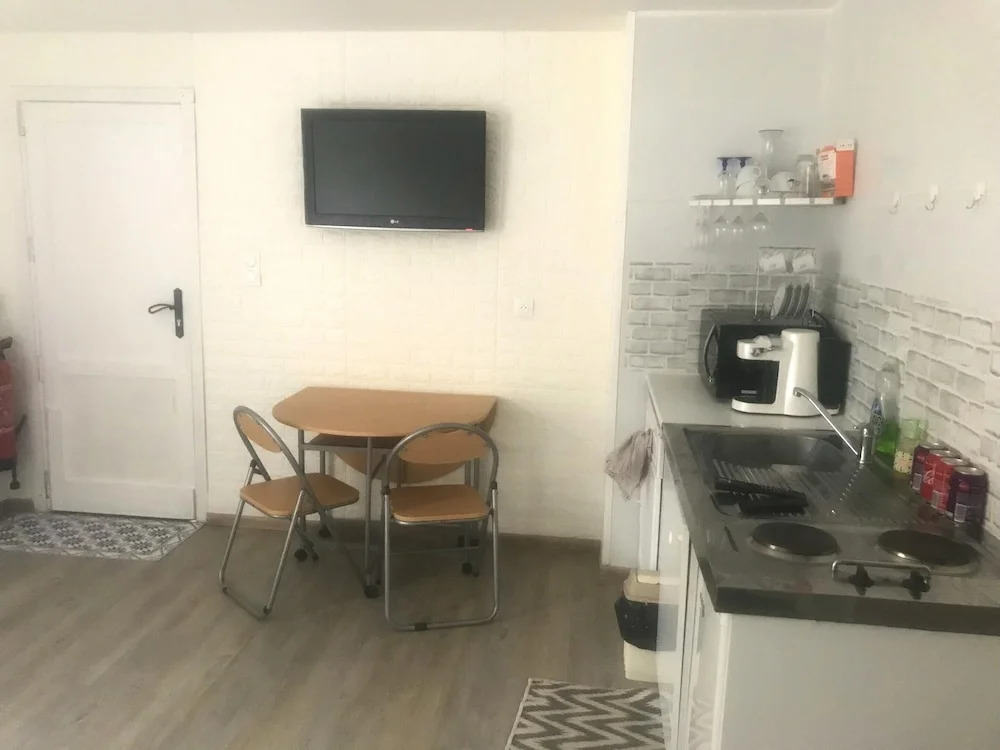 Studio in Beaune, With Enclosed Garden and Wifi