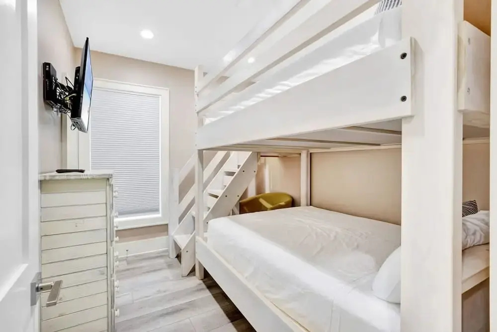 Porpoise-full Life Spacious Beach Home w Pool