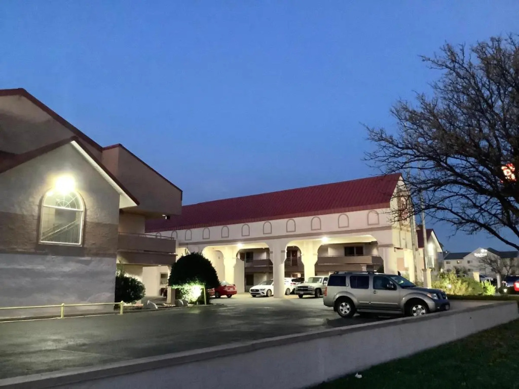 HomeTowne Studios by Red Roof Amarillo West