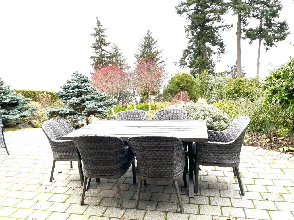 Ocean side & garden view Nanaimo house