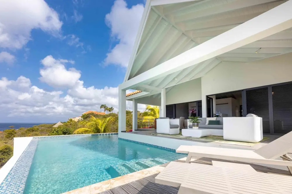 Modern Vibrant Villa With Terrace Private Pool