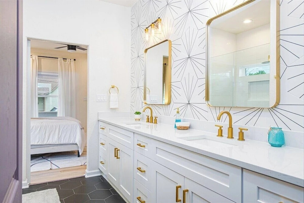 Stunning Elegance 4br/2.5 BA Near Vibrant Downtown