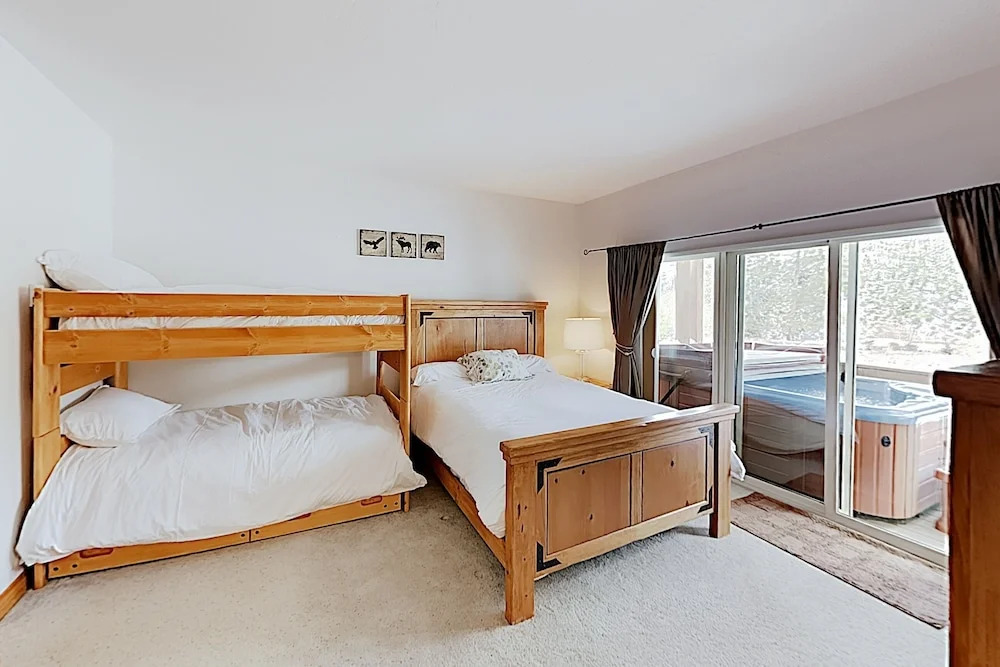 Classy W/ Private Hot Tub & Garage 3 Bedroom Condo