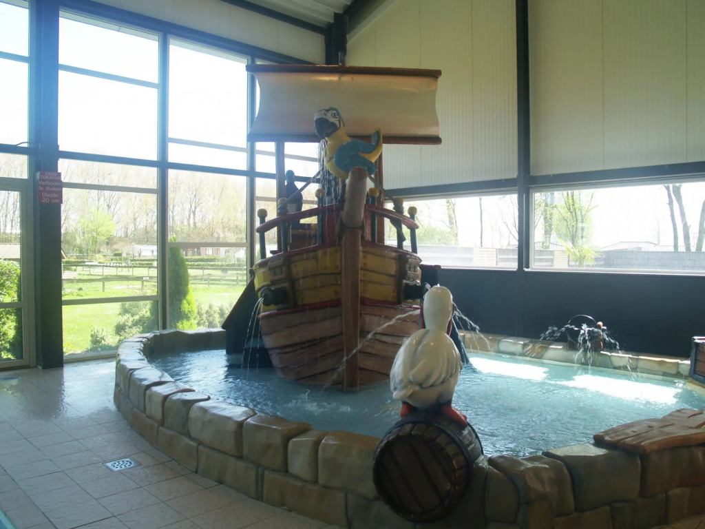 Well-maintained chalet with microwave, on a holiday park close to the Biesbosch