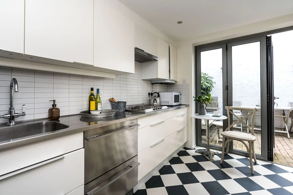 3BD Mews House with Courtyard in Kew