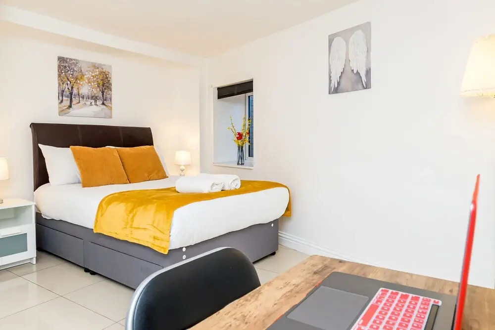 Lovely 2 Bedroom Apartment With Free Parking
