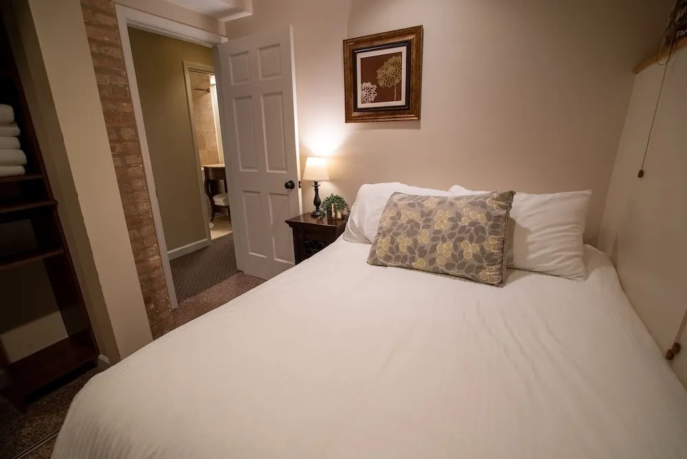 Old Town Suites Operated by Roscoe Village Guesthouse