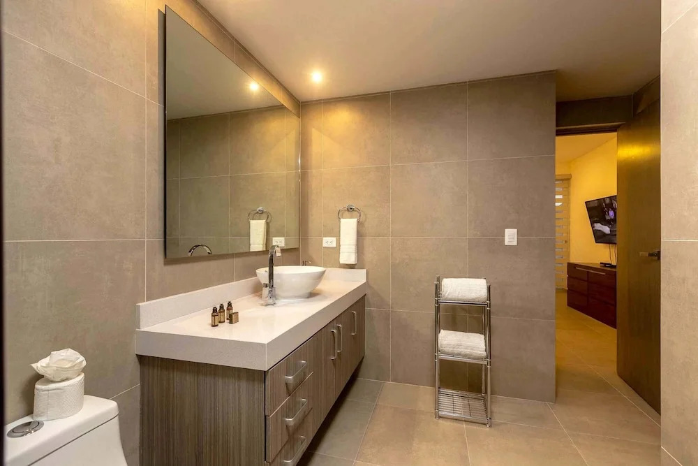 One Bedroom, Great Location, Large Roof Pool With Beautiful Views, Gym