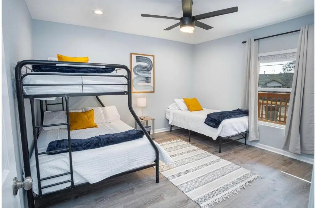 Adorable 4BR 2BA Close to Riverwalk and Downtown
